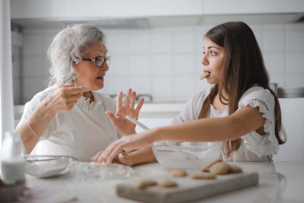 Der Kuchen aus der Backmischung wird der eigene Kuchen, wenn man das Ei selbst reinschlägt