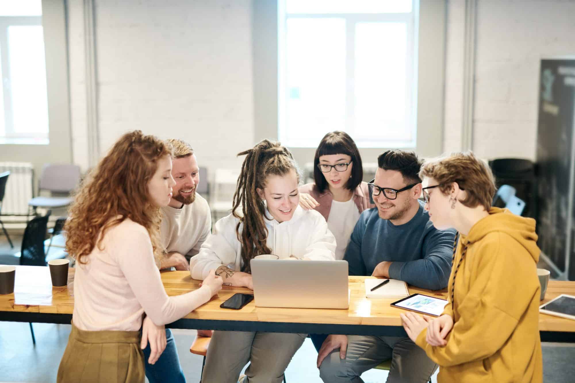 photo-of-people-looking-on-laptop-3182804 Als Führungskraft eines kleinen Teams kann man eigene Fehler leicht wieder ausmerzen