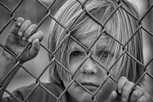 Foto mit Kind hinter Gittern