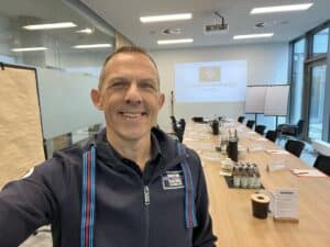 Coach Axel Rittershaus in einem Raum vor dem Start eines Seminars