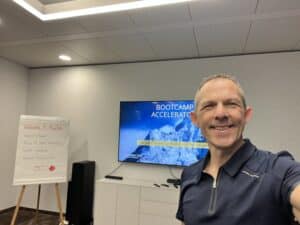 Coach Axel Rittershaus in einem Raum vor dem Start eines Seminars