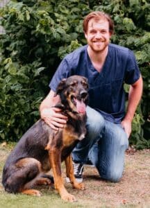 Andreas Lange mit seinem Hund - Tierarzt und Bootcamp Teilnehmer