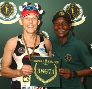 Axel Rittershaus erhält am 9. Juni 2024 seine grüne, permanente Nummer für 10 erfolgreich absolvierte Comrades Ultra Marathon Läufe über 90 km